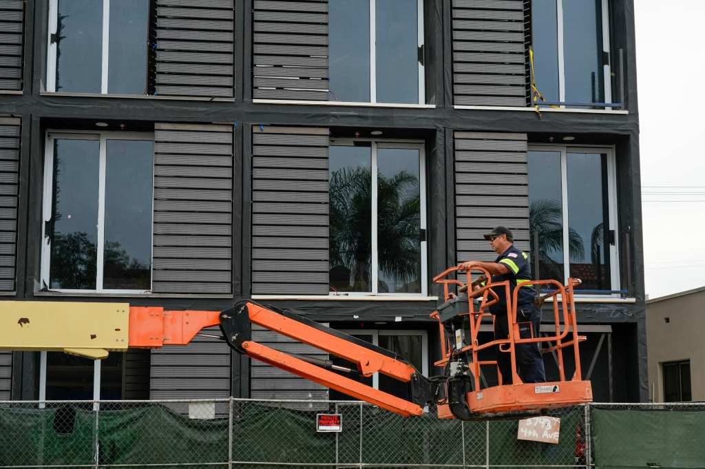 La clave para abaratar los costos de vivienda en California es construir a un costo menor