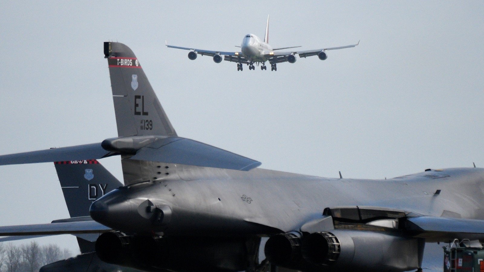 “Varias oleadas” de drones no autorizados detectadas sobre una base aérea estratégica de EE. UU.