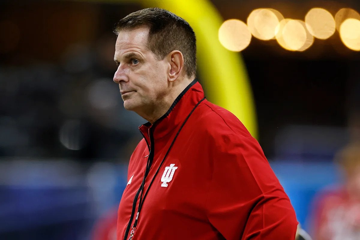 Curt Cignetti despierta a Nick Marsh después de que WR usara tacos dorados en el entrenamiento de primavera de Indiana