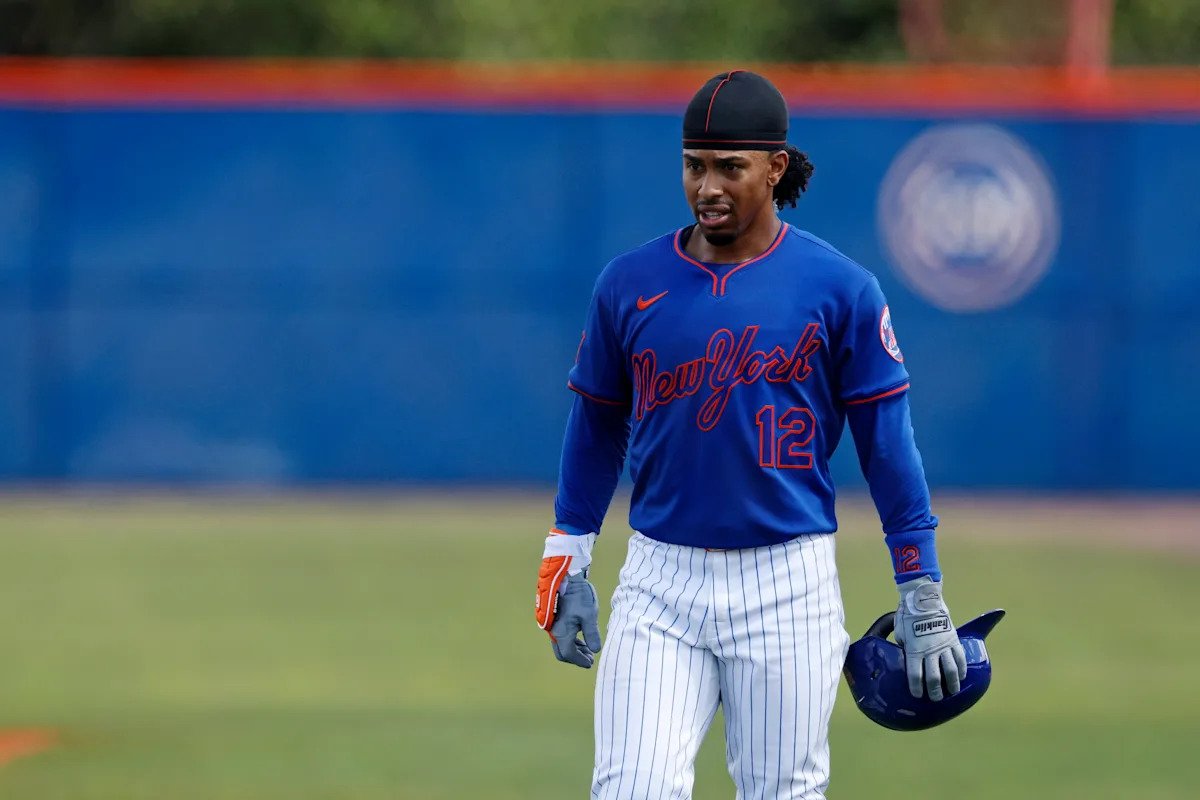 Francisco Lindor de los Mets está haciendo su debut en los entrenamientos de primavera después de someterse a una cirugía de mano en febrero.