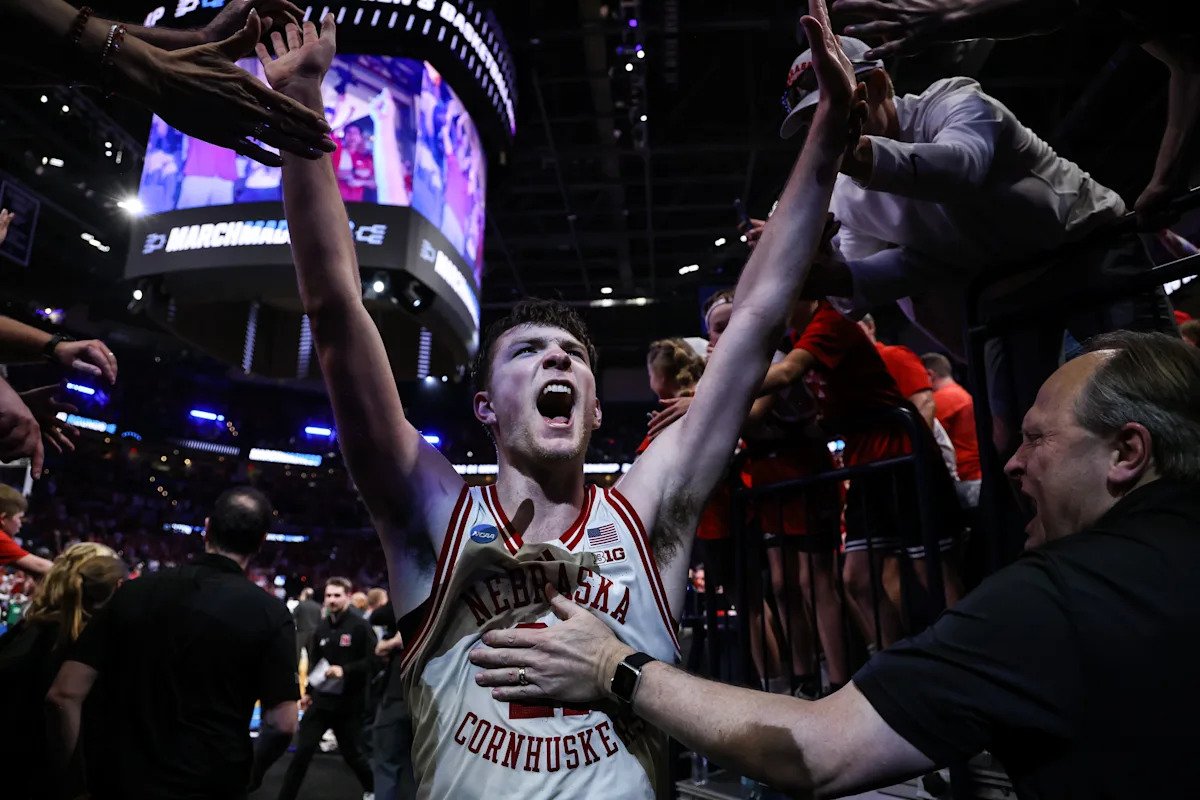 Nebraska sobrevive a una patada casi milagrosa, supera a Vanderbilt y mantiene viva la temporada de ensueño en un thriller