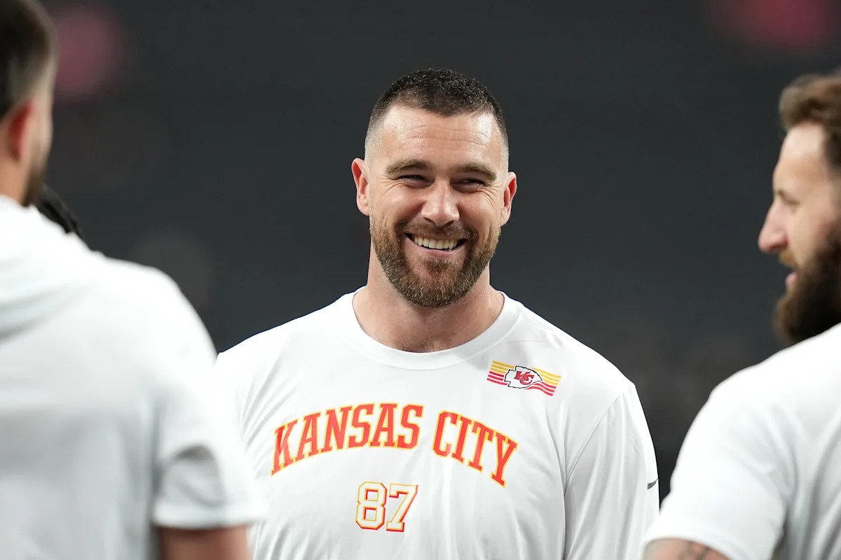 Según los informes, Travis Kelce está firmando un contrato de tres años y 54,7 millones de dólares para regresar a los Chiefs después de coquetear con el retiro.