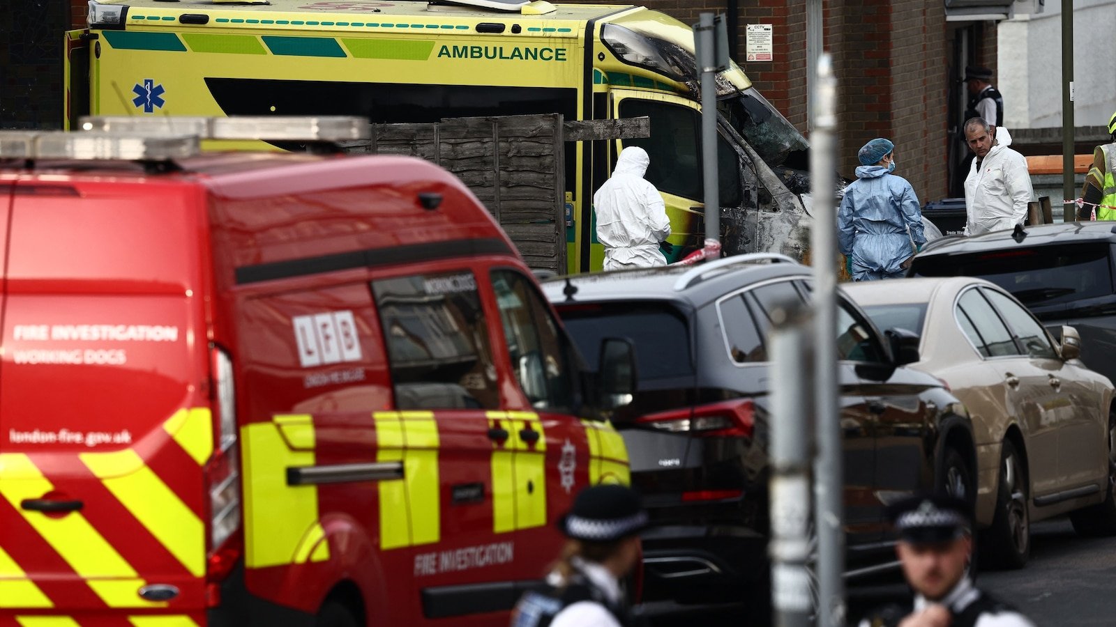 Se ha concedido libertad bajo fianza a dos personas arrestadas en relación con el incendio de una ambulancia en Londres, dijo la policía