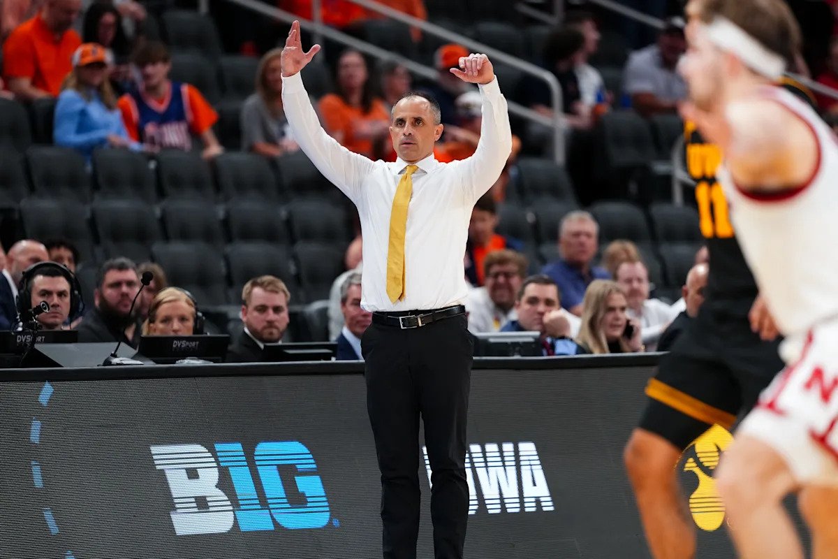 Ben McCollum niega los informes que lo vinculan con otros trabajos después de llevar a Iowa al Elite 8 en su primera temporada.