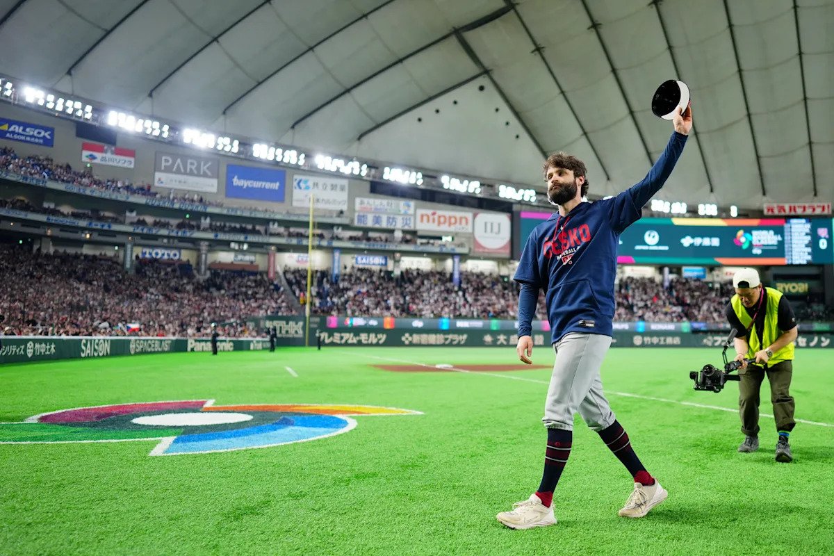 Clásico Mundial de Béisbol 2026: Los aficionados japoneses dan el telón al lanzador y electricista checo Ondřej Satoria