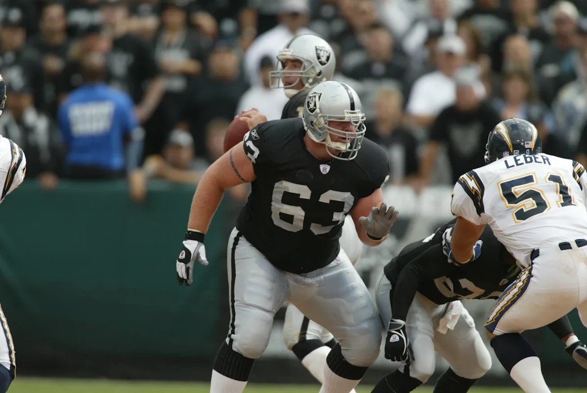 Barret Robbins, el ex Raiders All-Pro que desapareció antes del Super Bowl, murió a los 52 años