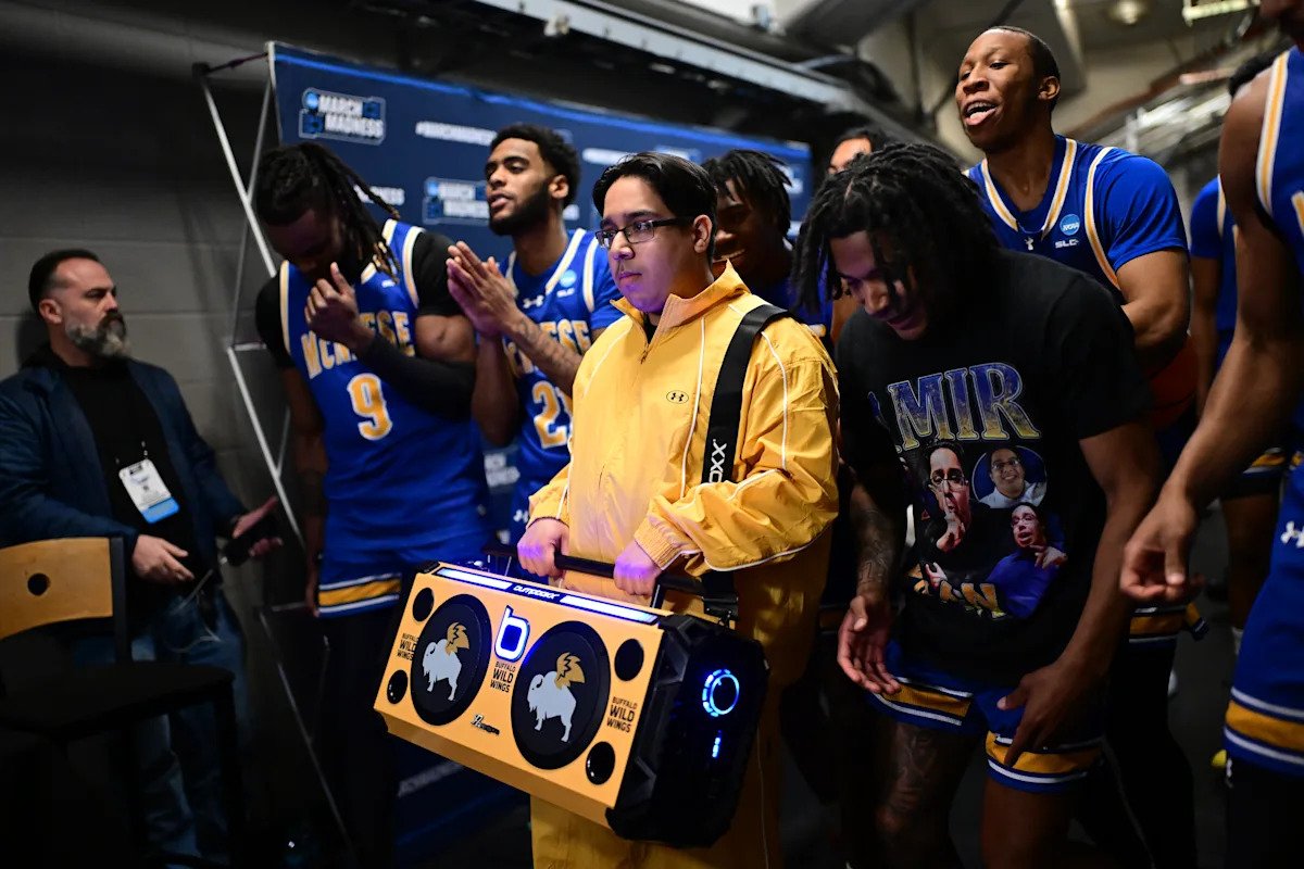 Locura de marzo de 2026: ¿Quién es Amir “Aura” Khan? Conozca al entrenador de McNeese que se volvió viral por animar a los jugadores antes de los partidos