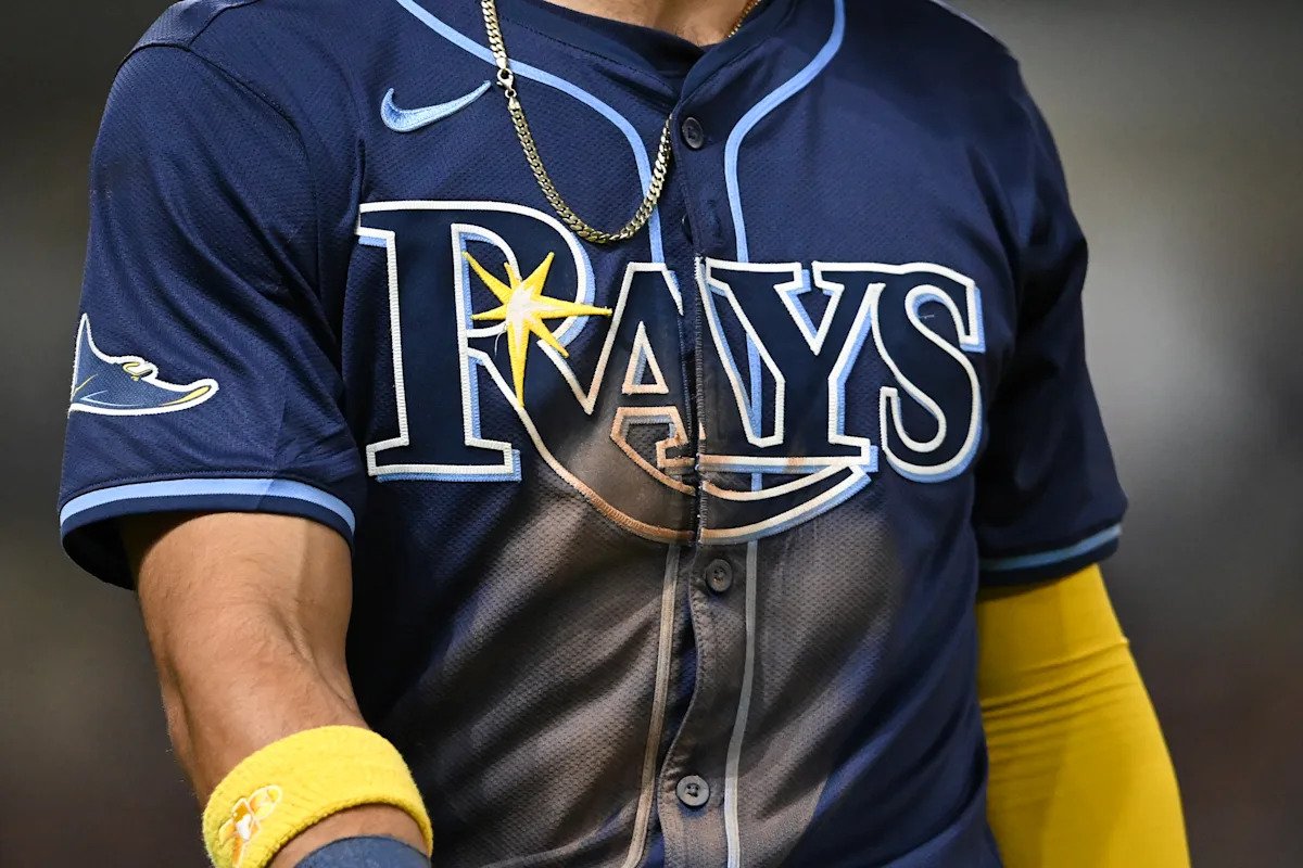 Las camisetas de los Rays 2026 contarán con un parche hecho con tela del techo original del Tropicana Field