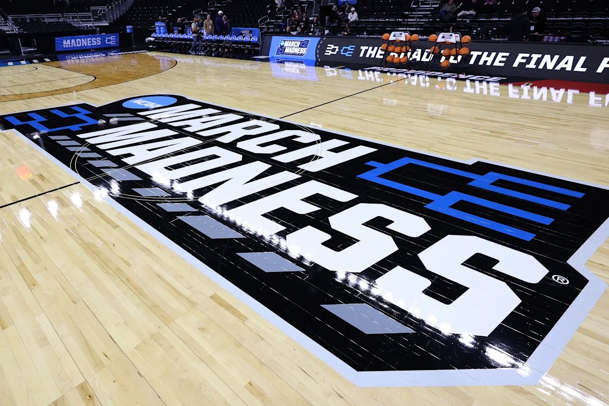 Probabilidades y selecciones de March Madness 2026: selecciones de grupos, líneas de apuestas iniciales, predicciones de expertos para los juegos de primera ronda del torneo de la NCAA