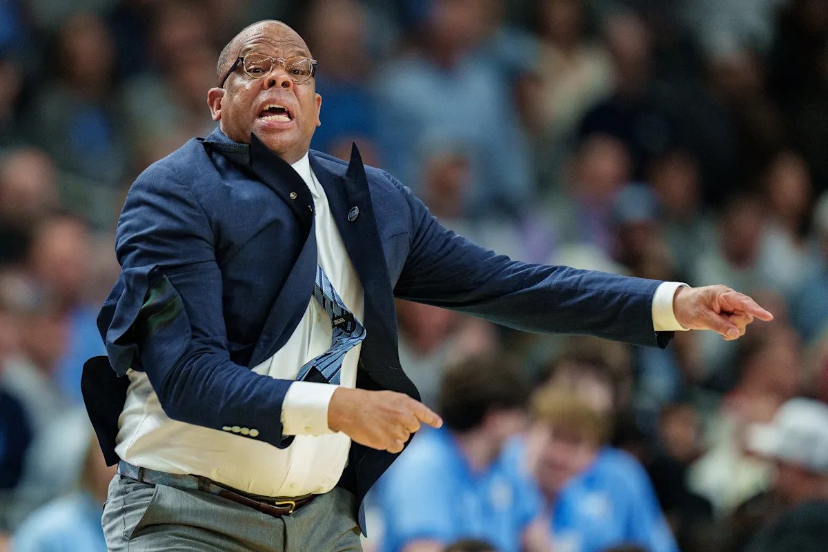 ¿La UNC tiene que romper con Hubert Davis después del histórico colapso del torneo de la NCAA?