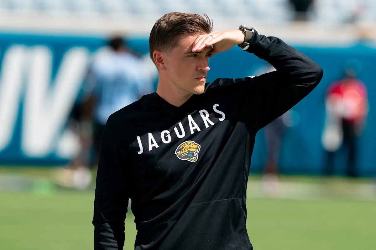 El gerente general de los Jaguars dice que retener selecciones compensatorias del draft es la razón de la falta de fichajes de agentes libres