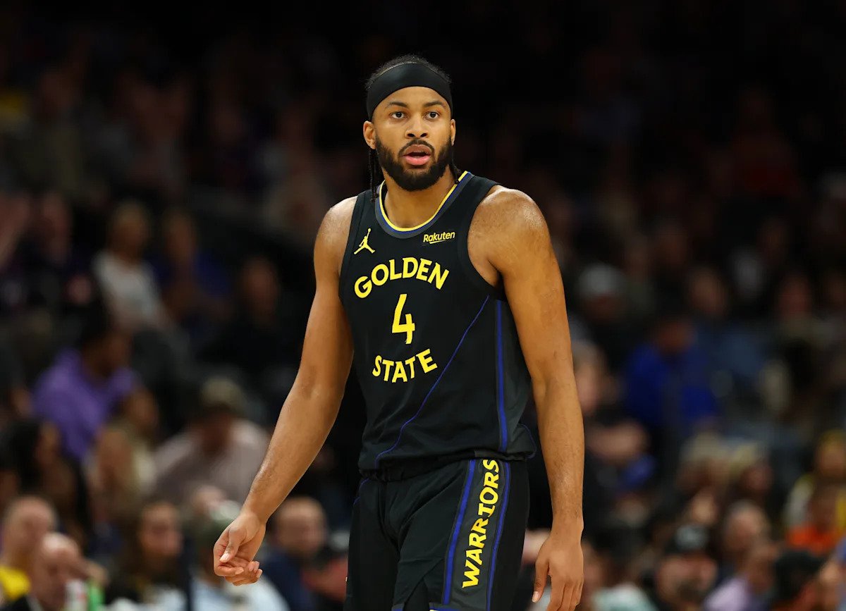 Moses Moody de los Warriors tuvo que ser sacado en camilla del campo después de sufrir una grave lesión en la rodilla en su victoria sobre los Mavericks.