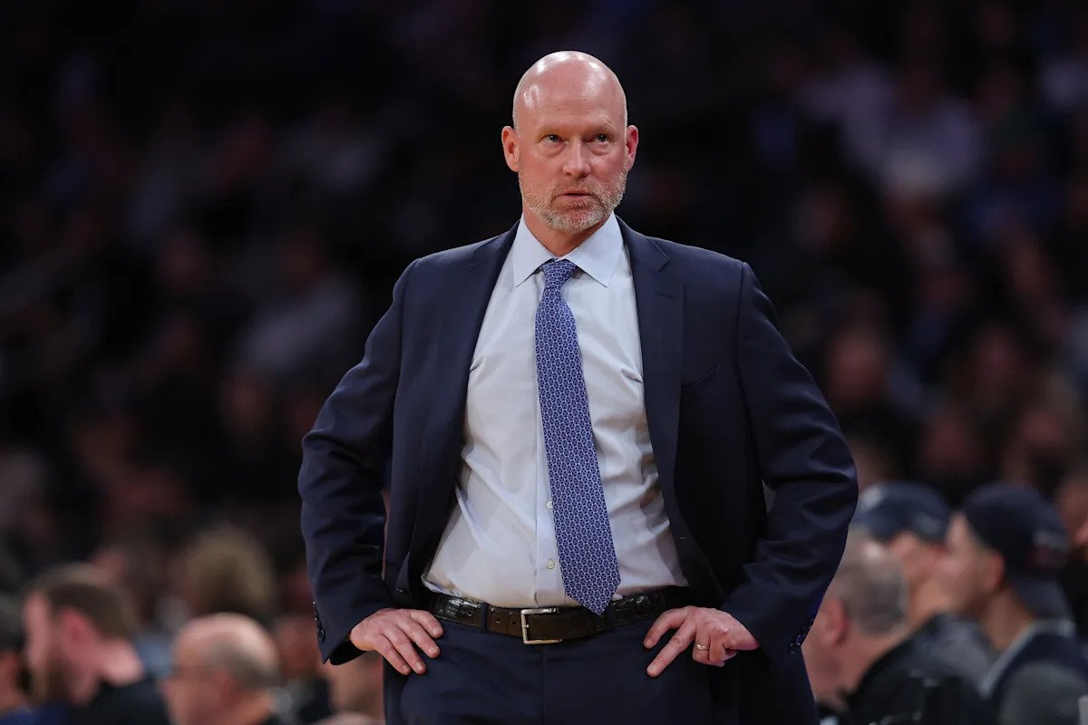 El entrenador de Villanova se muestra inexpresivo sobre despedir a su personal durante la entrevista a mitad del juego del Torneo de la NCAA