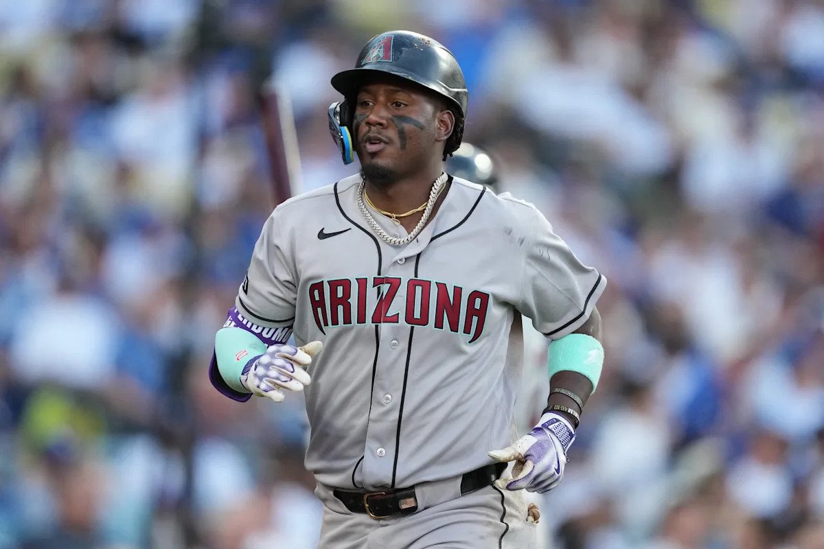 La estrella de los D-Backs, Geraldo Perdomo, saluda calurosamente al árbitro que lo llamó incorrectamente en el Clásico Mundial de Béisbol