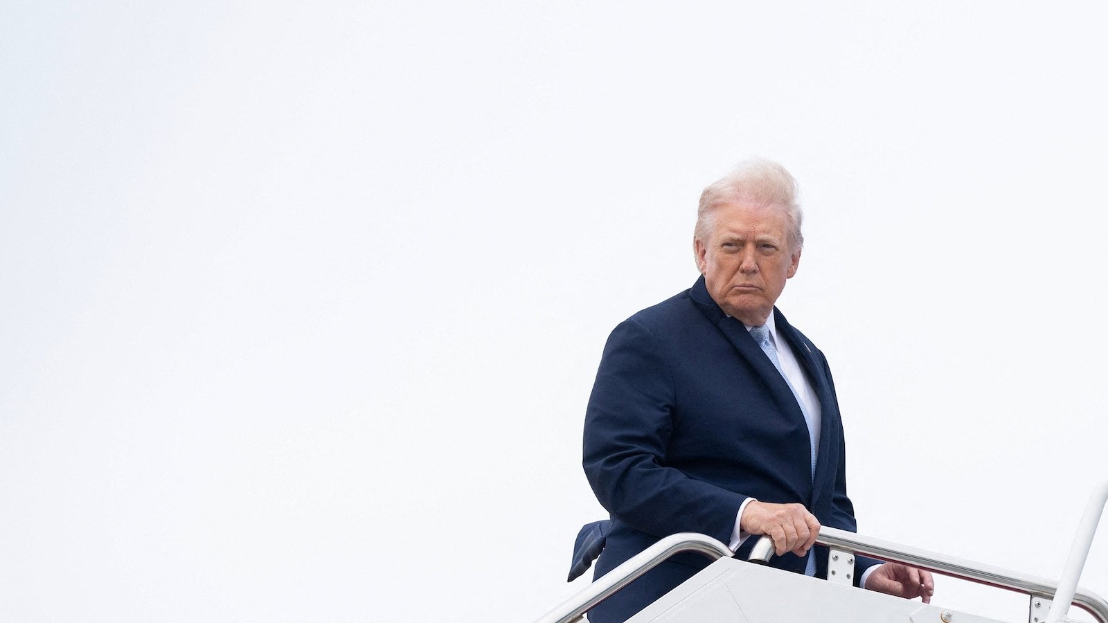 Dada la crisis de financiación del DHS, Trump amenaza con desplegar agentes de ICE en los aeropuertos a partir del lunes