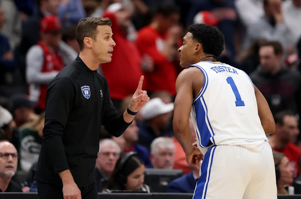 El entrenador de Duke, Jon Scheyer, se emociona después de que Caleb Foster anotara 11 puntos en la victoria del Sweet 16 apenas tres semanas después de romperse el pie en la segunda mitad.