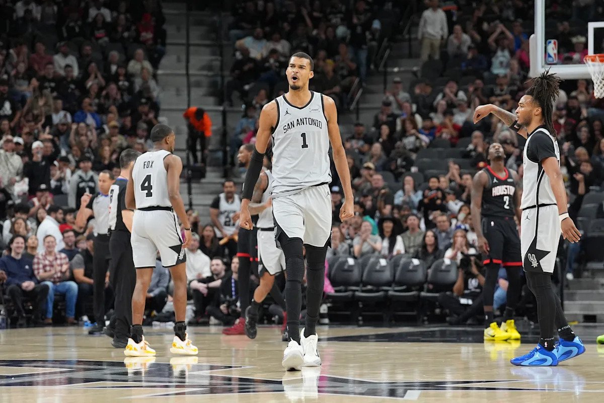 Los defensores de los Rockets no pudieron detener la volcada inversa de Victor Wembanyama en el tráfico en la impresionante victoria de los Spurs.