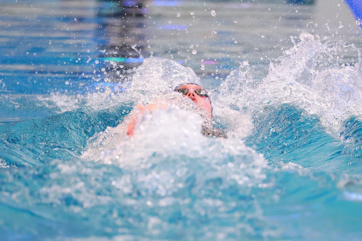 Campeonato femenino de natación y saltos de la NCAA: Curzan y Bell van seguidos, Virginia se aleja