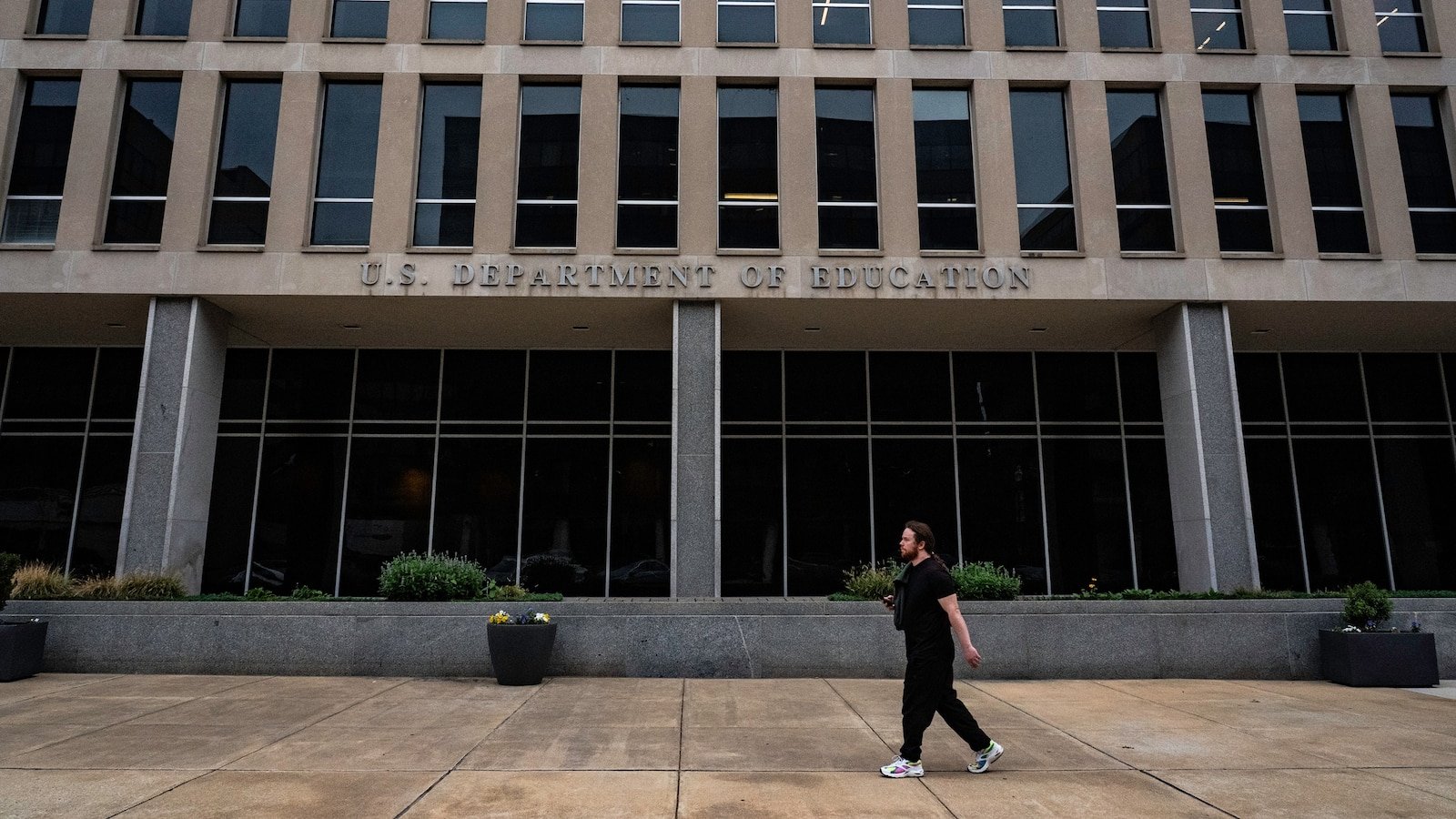 El Ministerio de Finanzas se hace cargo de los préstamos federales para estudiantes como parte de la disolución del Ministerio de Educación