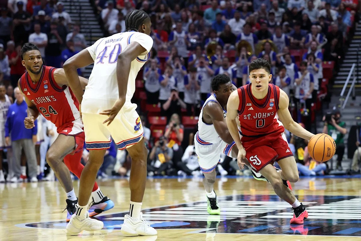 El guardia de St. John, Dylan Darling, toca el timbre contra Kansas para enviar a Red Storm al Sweet 16