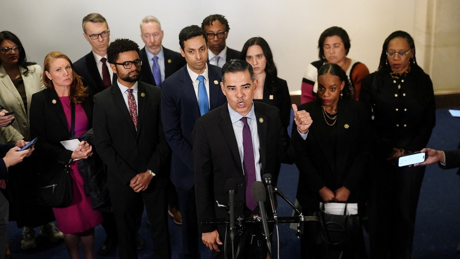 “Seguiré la ley”, dice Bondi después de que los demócratas abandonaran la sesión informativa de Epstein