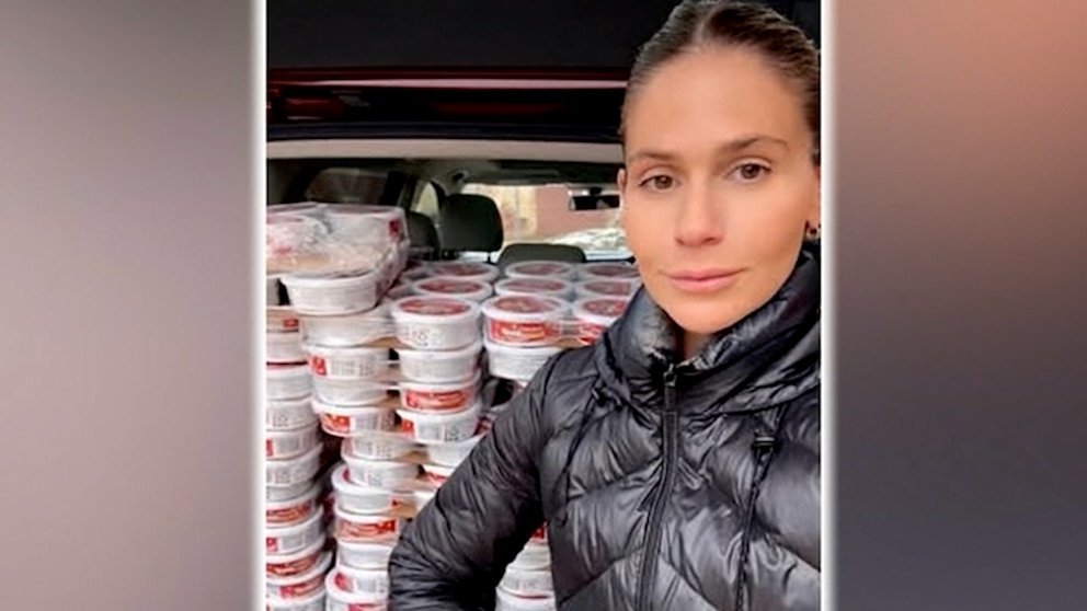 MIRAR: Dueño de un negocio sorprendido con una misteriosa entrega de 600 salsas de cebolla francesa