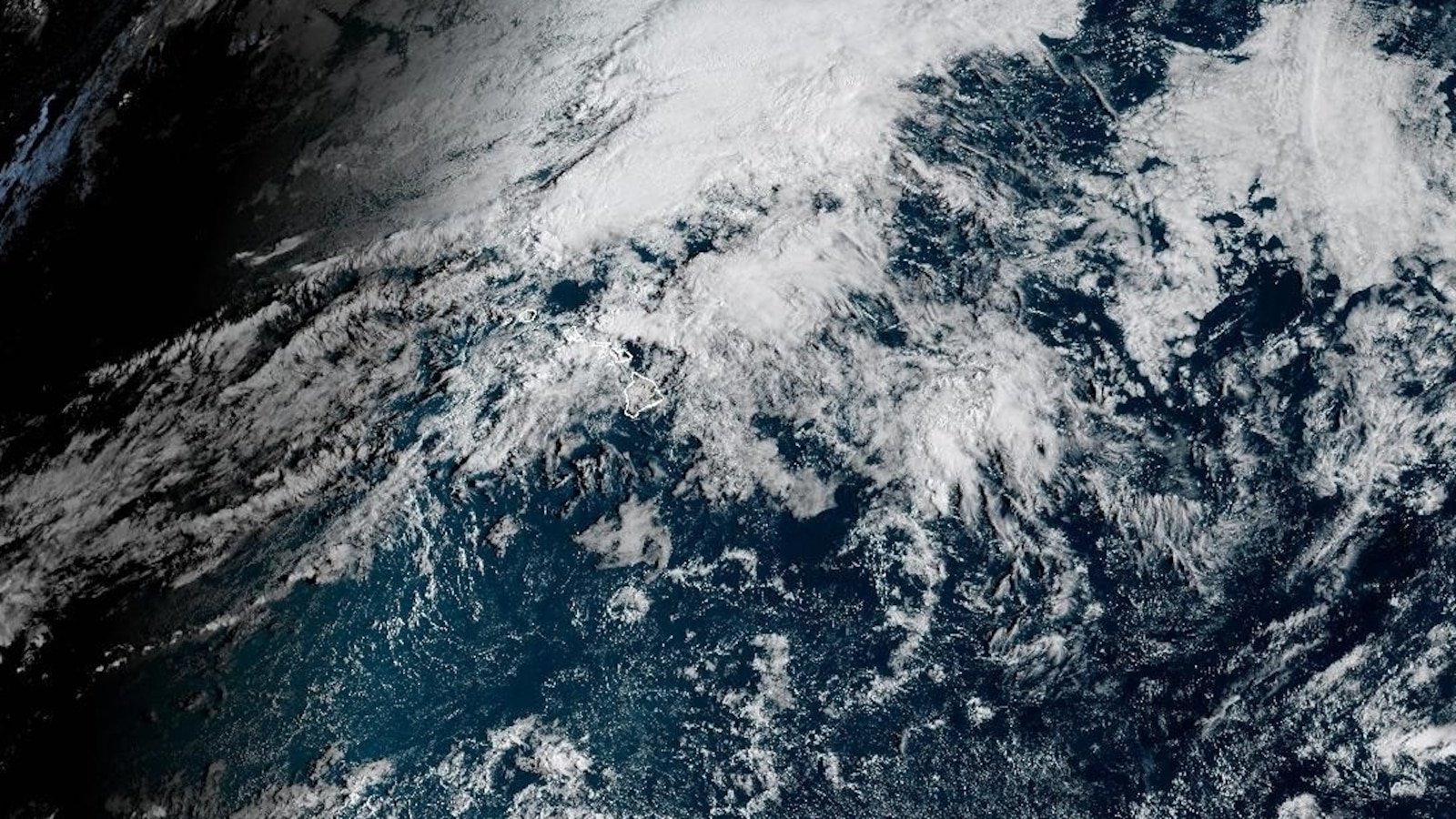 Peligrosas inundaciones en la isla Oahu de Hawái provocan evacuaciones y advierten sobre un posible colapso de una presa