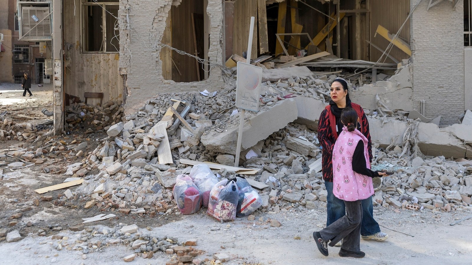 ‘Las calles están más vacías que nunca’: los iraníes describen la vida mientras Estados Unidos intensifica la guerra