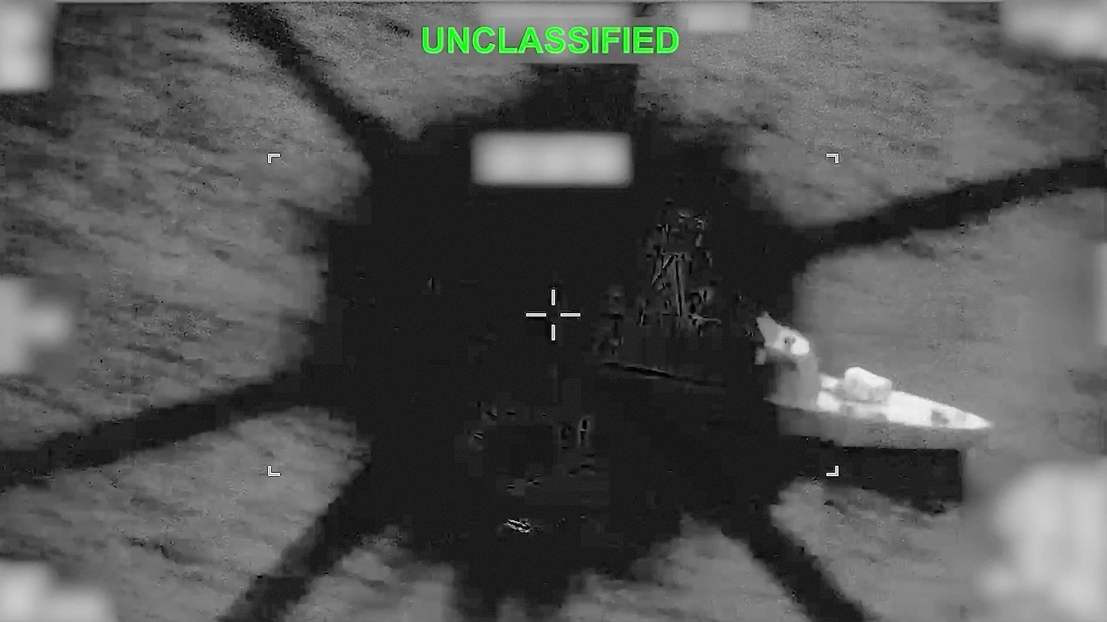 Estados Unidos ataca barcos mineros en el Estrecho de Ormuz mientras un bloqueo perturba los mercados petroleros mundiales