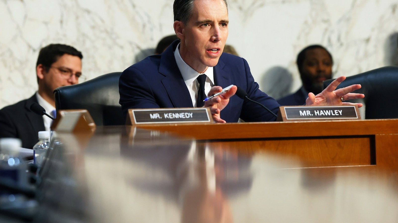 Votación del Senado sobre la resolución sobre la ley marcial en Irán