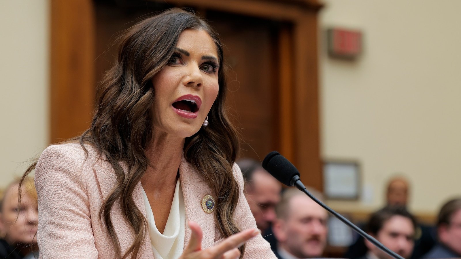 La afirmación de Noem sobre los contratos es “incorrecta”, afirma el senador demócrata