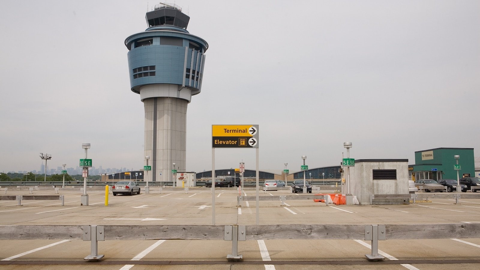 El aeropuerto de LaGuardia ha sido cerrado tras una colisión entre un avión y un vehículo de Air Canada.