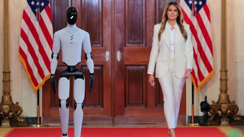 MIRAR: Melania Trump presenta un robot invitado en la Cumbre WH