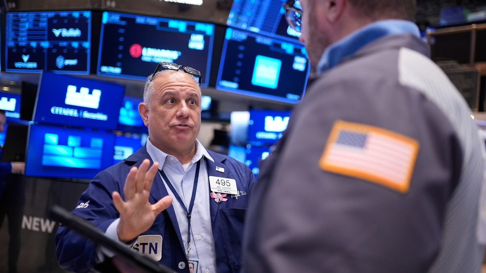 Los inversores hacen caer las acciones, el Dow Jones se desploma 900 puntos