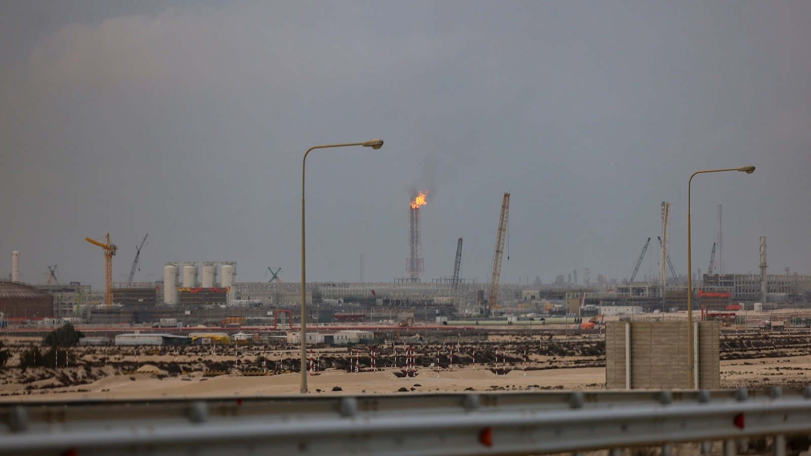 Los precios del petróleo y el gas suben a medida que Irán intensifica los ataques a las refinerías del Golfo