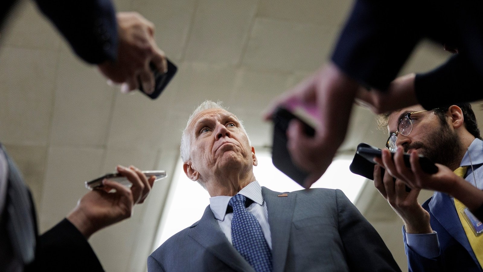 Las primarias de Carolina del Norte comienzan con una dura batalla para suceder al senador republicano saliente Thom Tillis