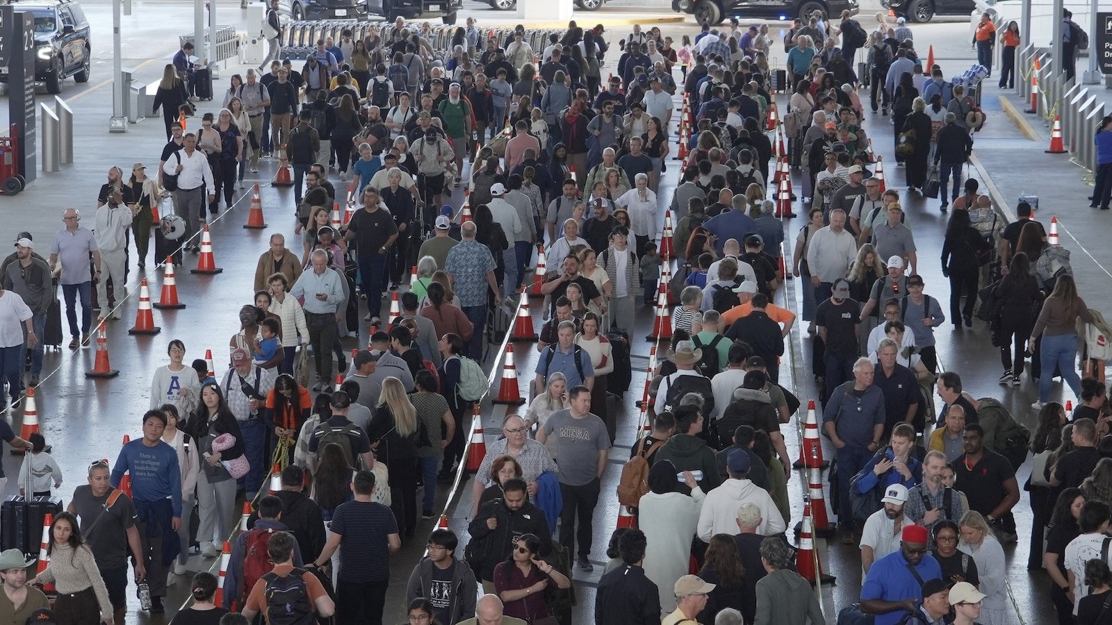 Trump dice que firmará una orden ejecutiva que ordena al DHS pagar a los trabajadores de la TSA mientras se prolonga el cierre