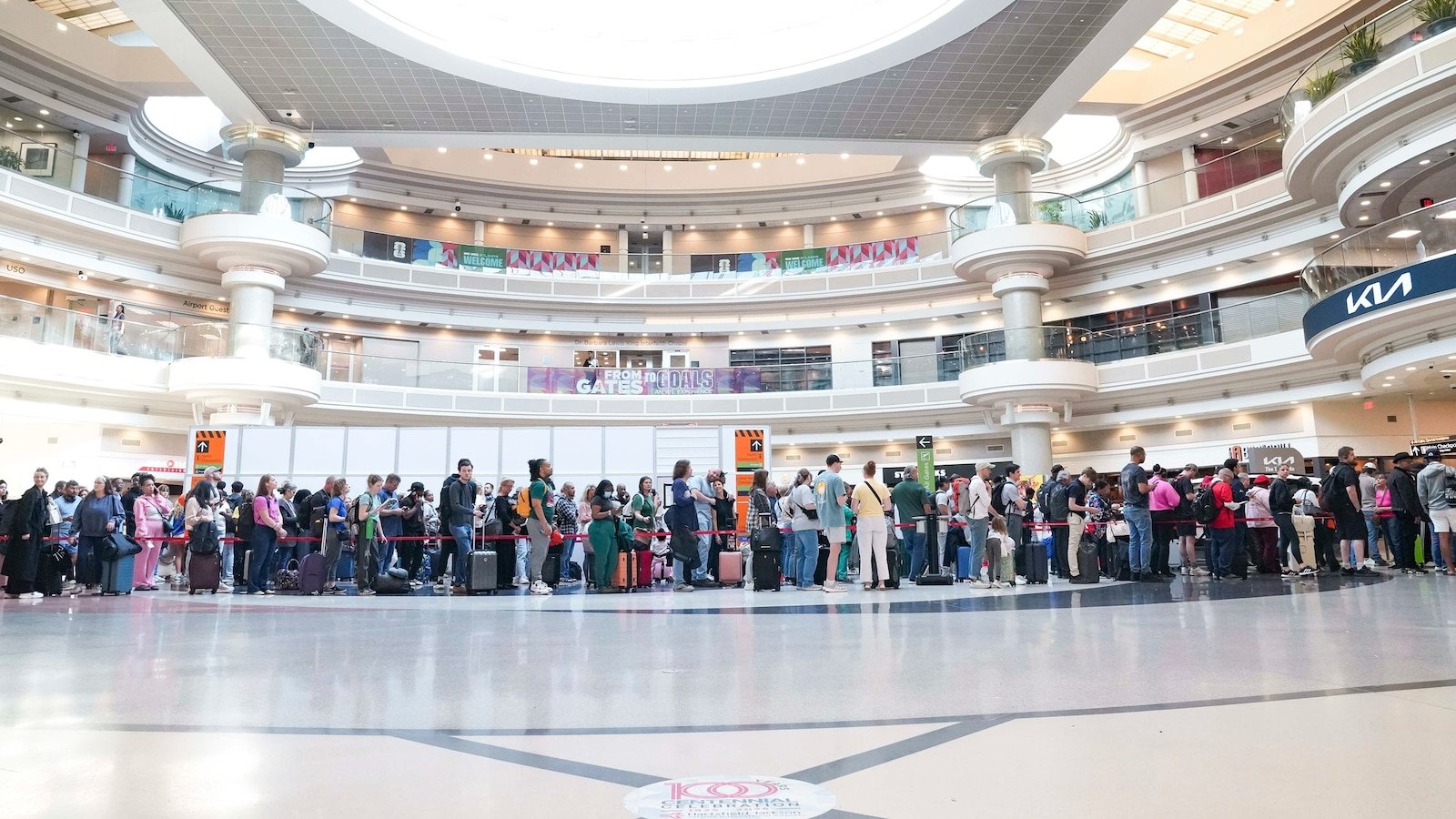 A continuación se explica cómo determinar los tiempos de espera de seguridad del aeropuerto, además de consejos para evitar largas colas y ahorrar tiempo durante la escasez de personal de la TSA.