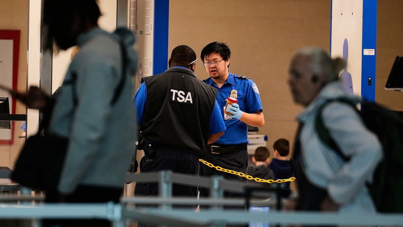 Según la TSA, casi el 10% de sus agentes se declararon enfermos el martes.