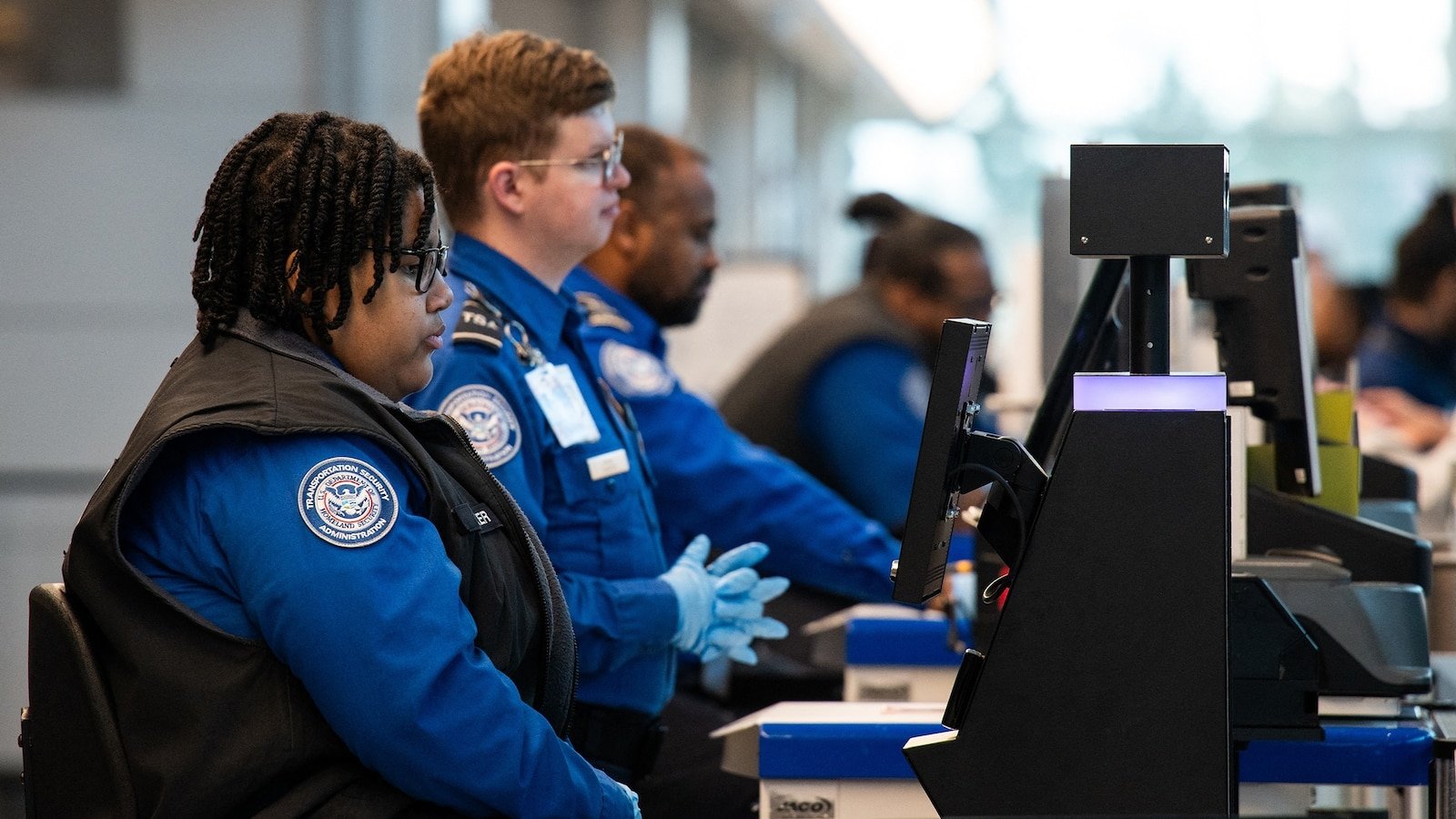 Segundos empleos, jornadas más largas, tirar la toalla: los empleados de la TSA informan un estrés cada vez mayor a medida que continúa el cierre del DHS