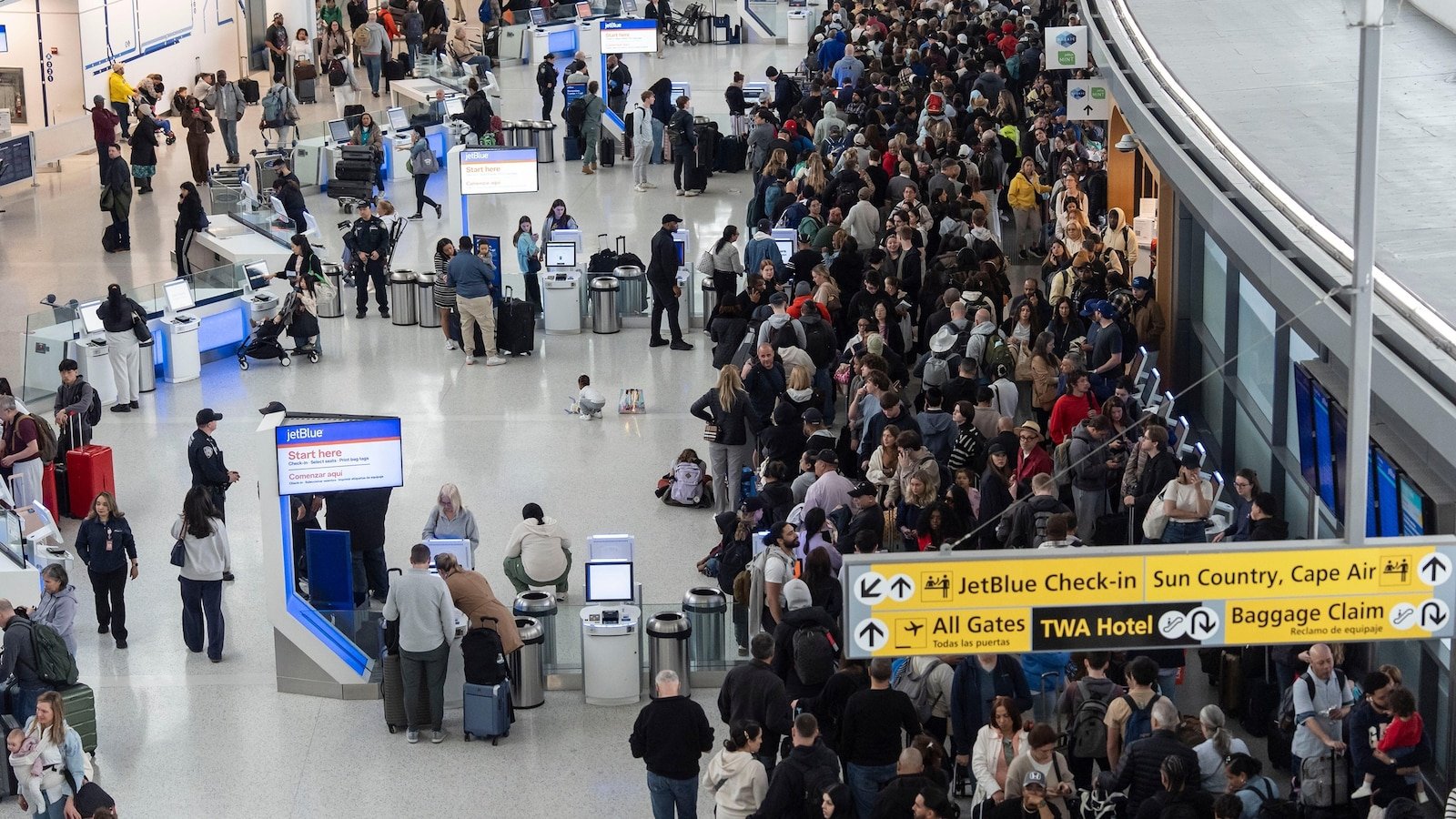 El secretario de Transporte, Duffy, dice que los agentes de ICE están capacitados y pueden ayudar a la TSA en los aeropuertos.