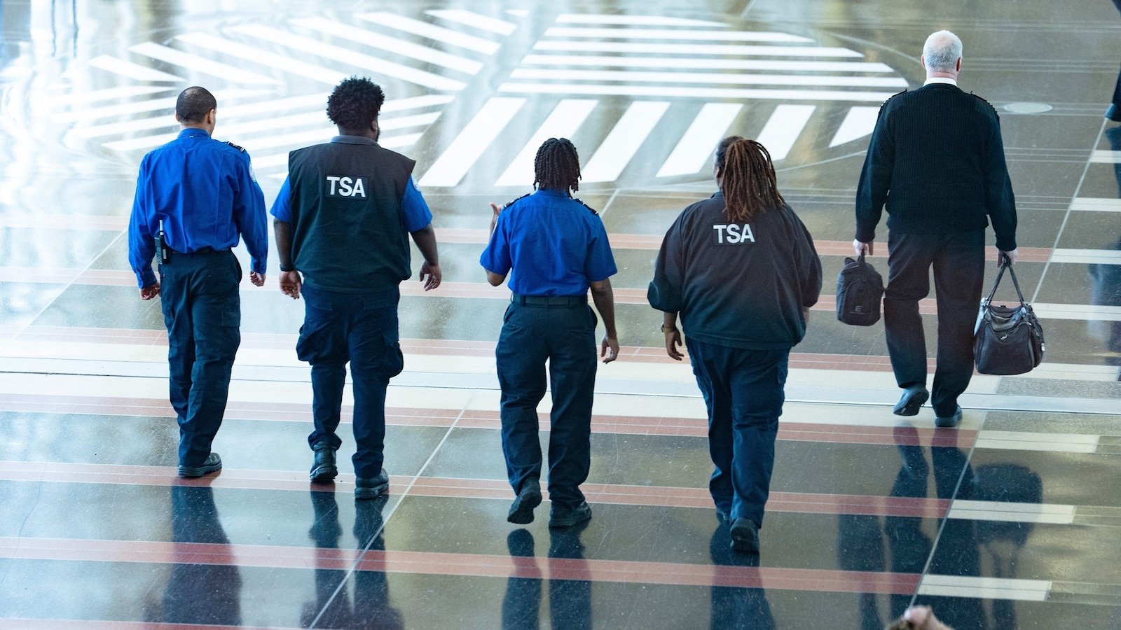 Los agentes de la TSA reciben su primer cheque de pago en semanas