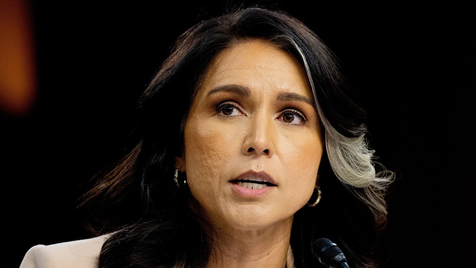 DNI Tulsi Gabbard testifica en una audiencia sobre amenazas mientras se hacen preguntas sobre la guerra de Irán y la renuncia de un funcionario antiterrorista.
