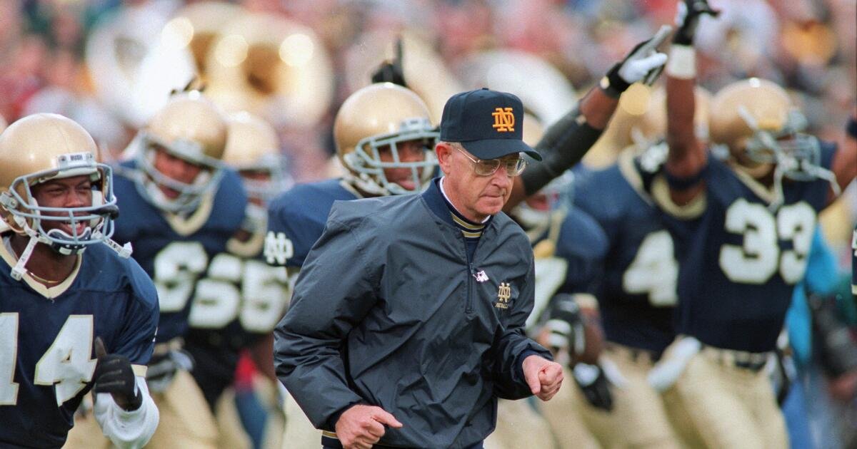 Muere Lou Holtz, el entrenador del Salón de la Fama que llevó a Notre Dame al título nacional en 1988