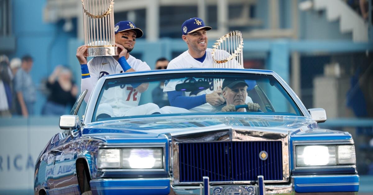 Ver doble: Los Dodgers celebran el título en brillante día inaugural