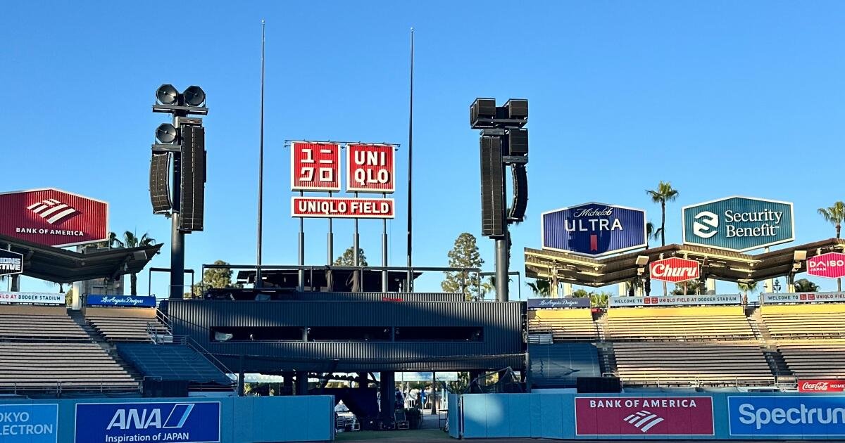 Los carteles dicen Uniqlo Field. Seguirán diciendo Dodger Stadium