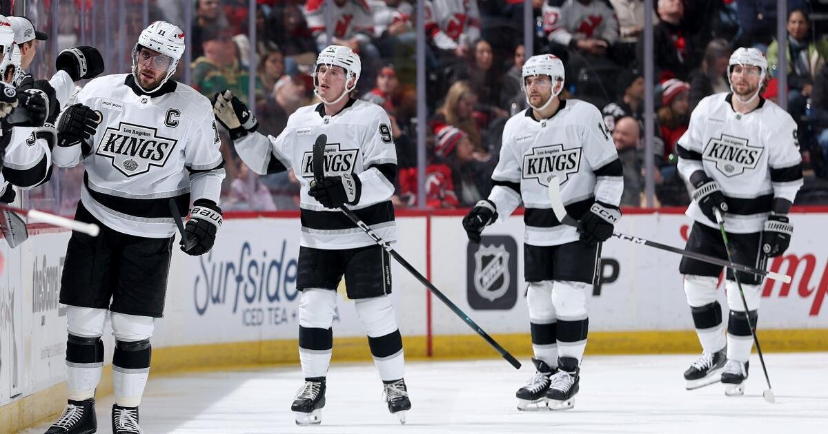 Anze Kopitar supera a Dionne y se convierte en el máximo anotador de todos los tiempos de los Kings