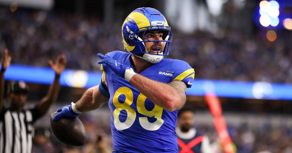 Tyler Higbee habría acordado un contrato de dos años y 8 millones de dólares con los Rams.
