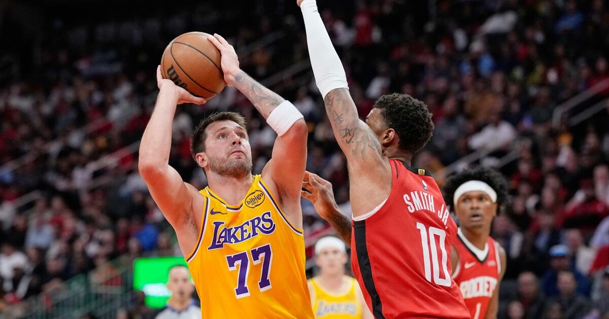 Los Lakers se recuperaron tarde y derrotaron a los Rockets para conseguir su sexta victoria consecutiva.