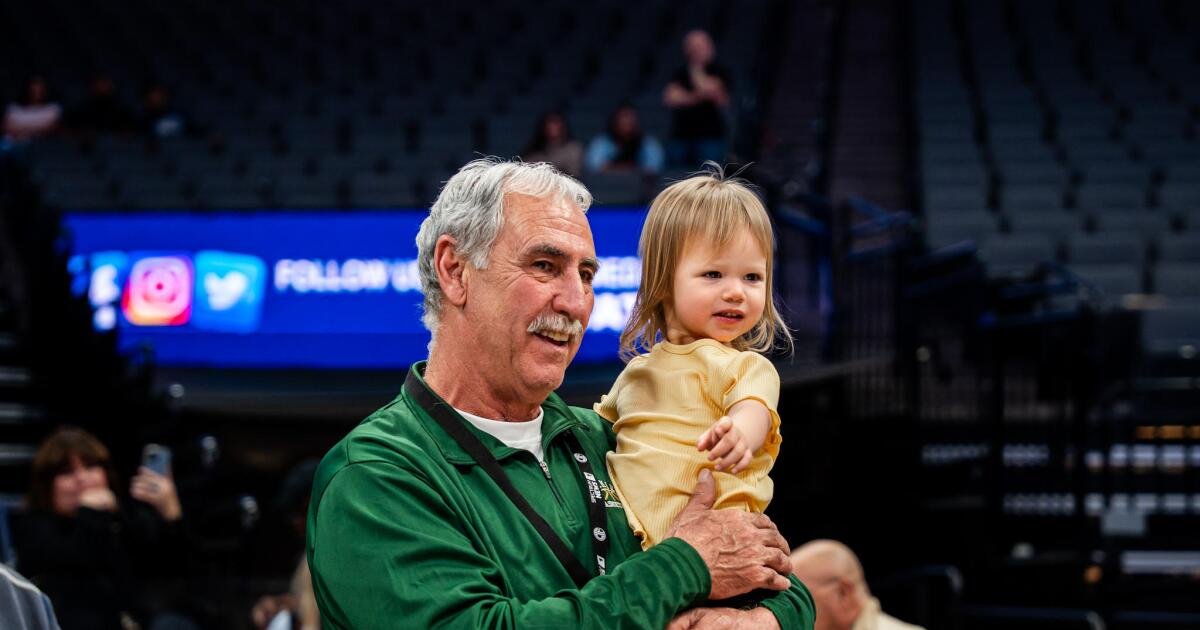 Entrenador de baloncesto masculino del año: Mike LeDuc de Damien